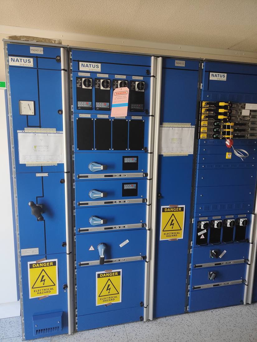 Salle électrique — Tableaux de distribution d’un site industriel. Une fonction de sécurité n’est fiable que si son alimentation l’est aussi.