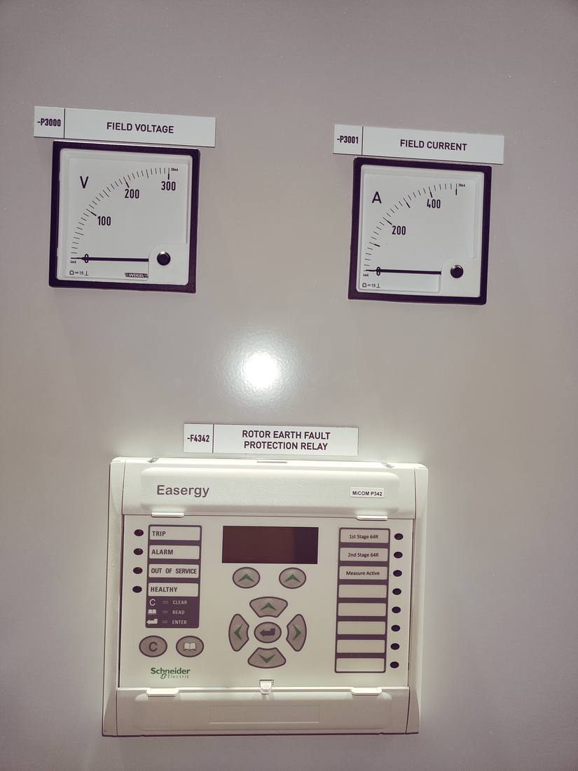 Protection d’un système d’excitation — Relais de protection contre les défauts à la terre du rotor, mesures de tension et de courant d’excitation, en essais usine.